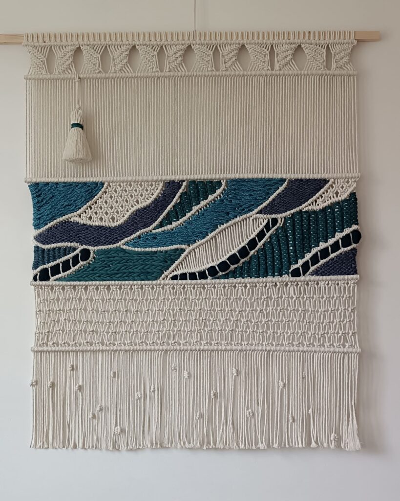 Tenture murale en macramé motif vagues bleu et écru