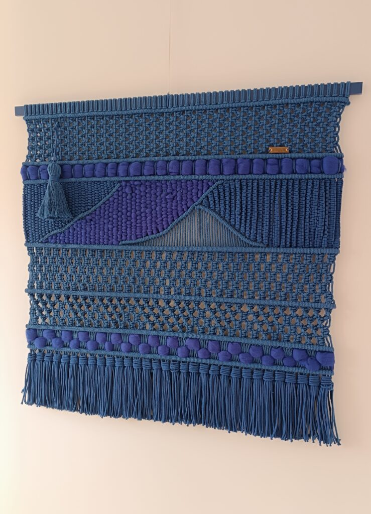 Tenture murale en macramé bleu tissée main
