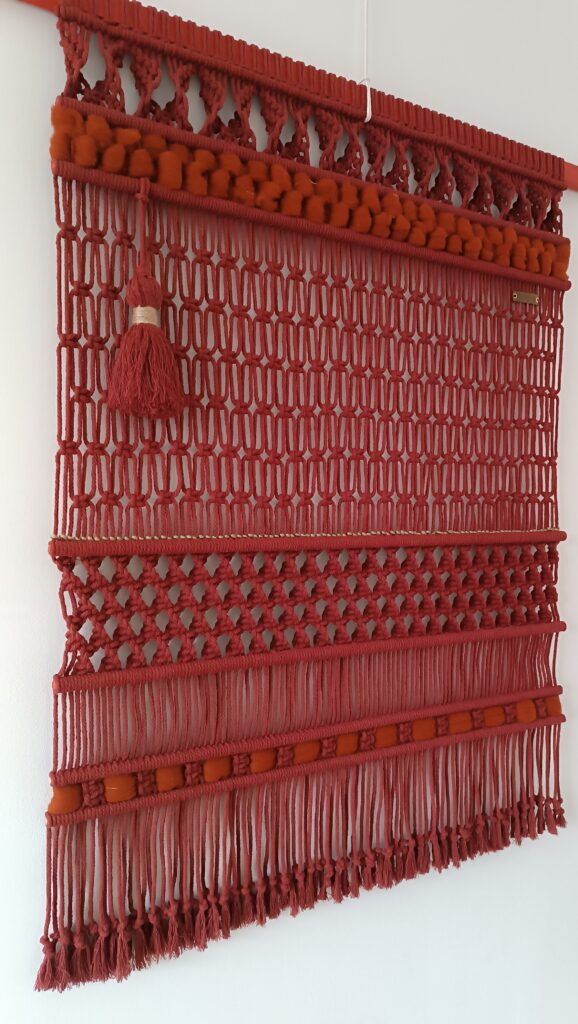 Tenture murale en macramé rouge tissée main