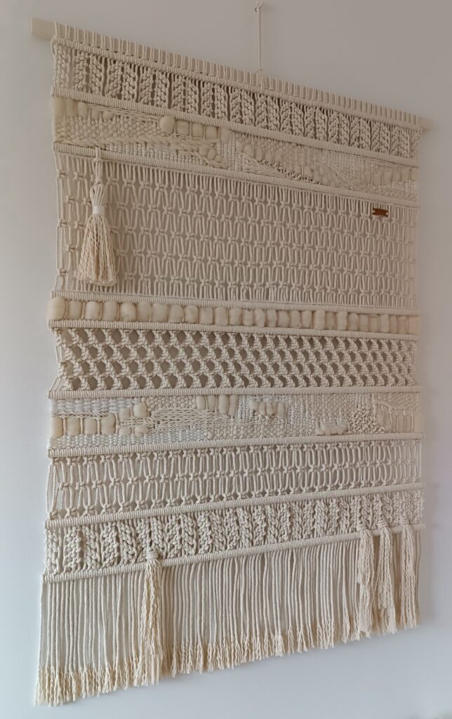 Tenture murale en macramé beige sur barre en bois